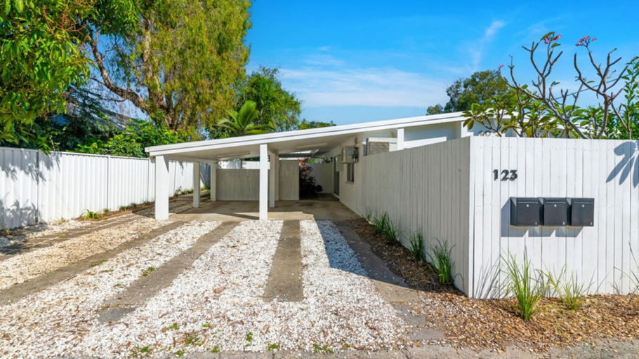 Exterior 5, Bright and Spacious Triplex Near Holloways Beach, Cairns
