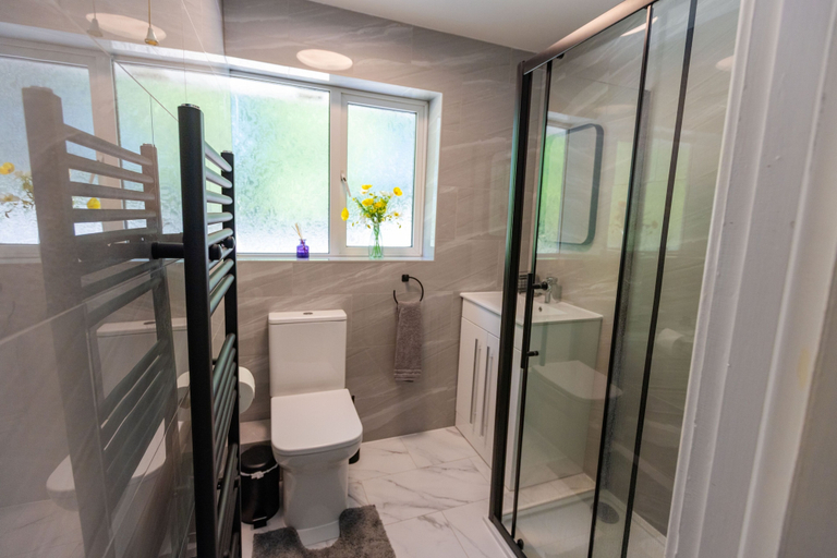 Bathroom 2, House - Sleeps 8 - Parking - Garden, Hampshire