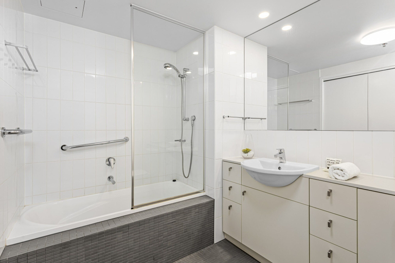 Bathroom 2, High-floor 2-bed CBD Unit With Views & Amenities, Brisbane