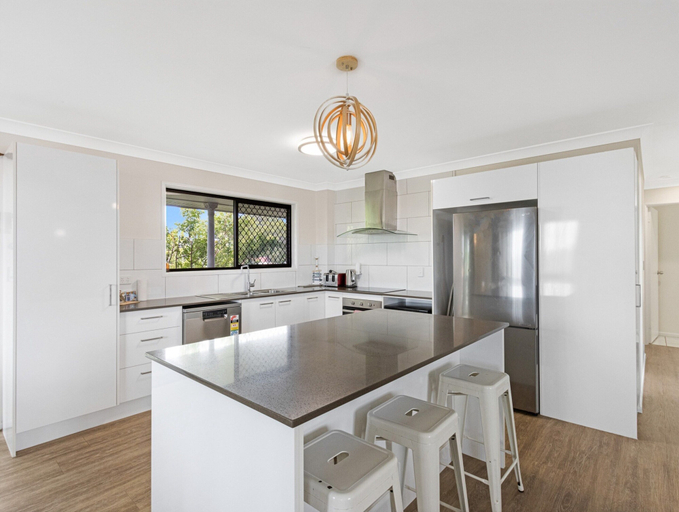 Private kitchen 4, Spacious 3-bed Home With Large Balcony, Hervey Bay - Pt A