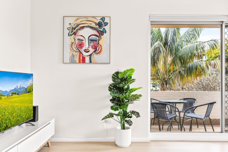 Interior 3, Bright and convenient apartment, close to shops, Sydney