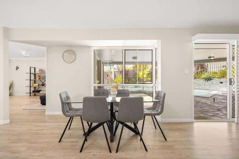 In-room dining 3, Spacious Family Home Wifi and Salt Pool, Gold Coast