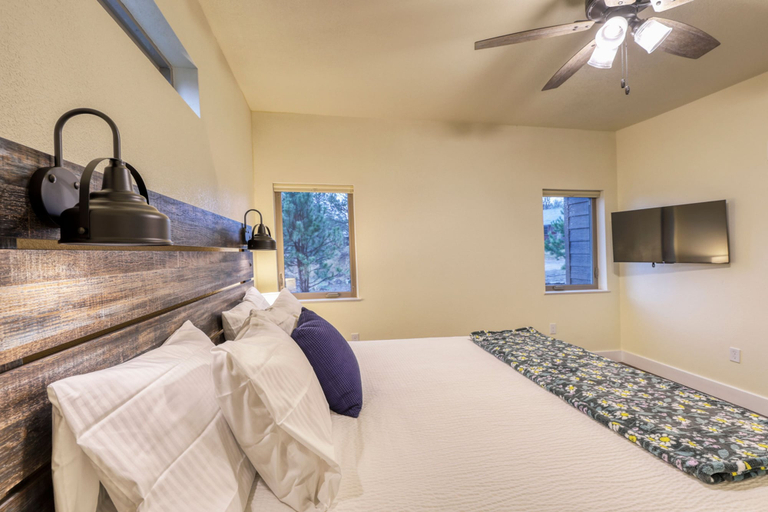 Room 2, Black Hills Retreat-hardrocker Haven, Pennington