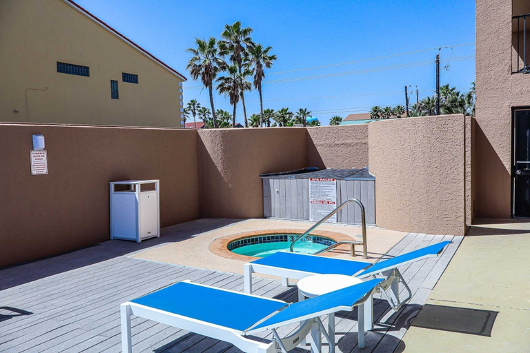 Outdoor spa tub 5, Seagull 101 Minium 3 Bedroom Condo by RedAwning, Cameron