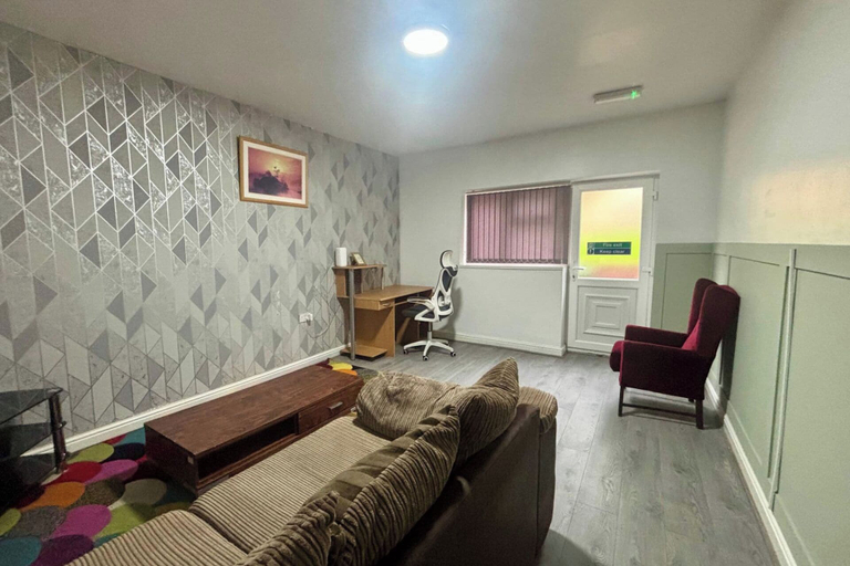 Interior 3, 1 Room Ensuite Flat - Sleeps 2 With Sky Full Fibre, Sandwell