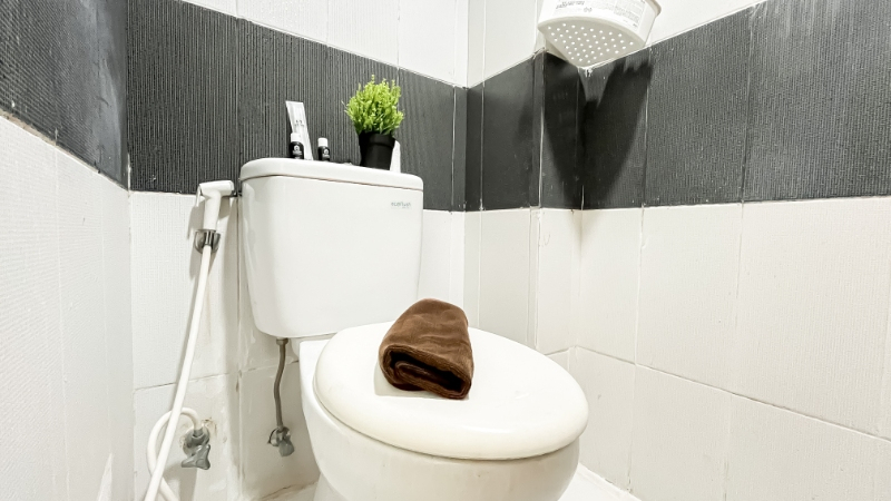 Bathroom 5, Chic and Sleek Studio at Apartment Cinere Bellevue by Travelio, Depok