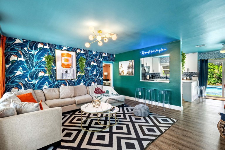 Room 5, Eccentric Home With Pool Tiki hut Outdoor Kitchen, Broward