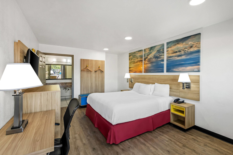 Bedroom 3, Days Inn by Wyndham Independence, Kansas City