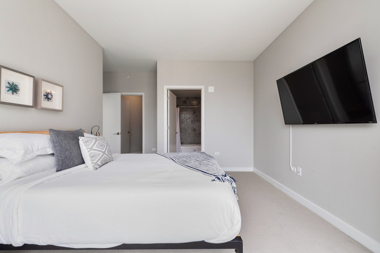 Room 3, River North 2BR High Ceilings Comfort, Cook