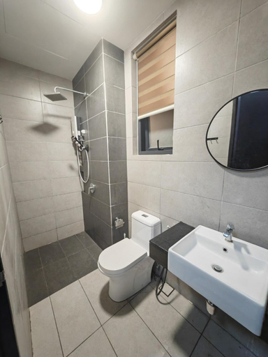 Bathroom 4, Urban Suites Georgetown Penang - Sea View & Georgetown View - High Floor - Exclusive & Cozy Stay, Penang Island