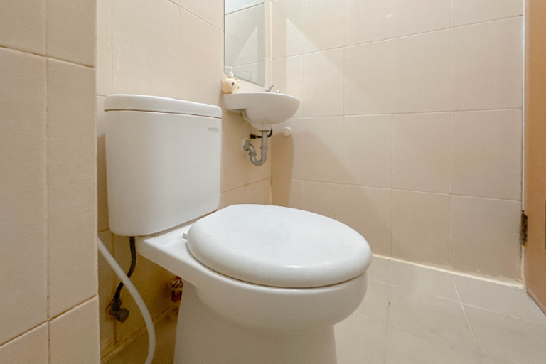 Bathroom 5, Comfy and Spacious Studio at Bale Hinggil Apartment By Travelio, Surabaya