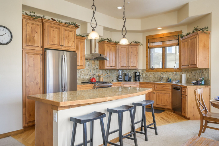 Private kitchen 4, Cloudline Chalet 3 Bedroom Townhouse, Grand