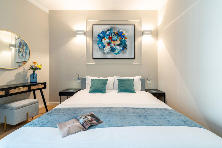 Others 2, Central 3BD Apartment near Teatro Verdi, Florence