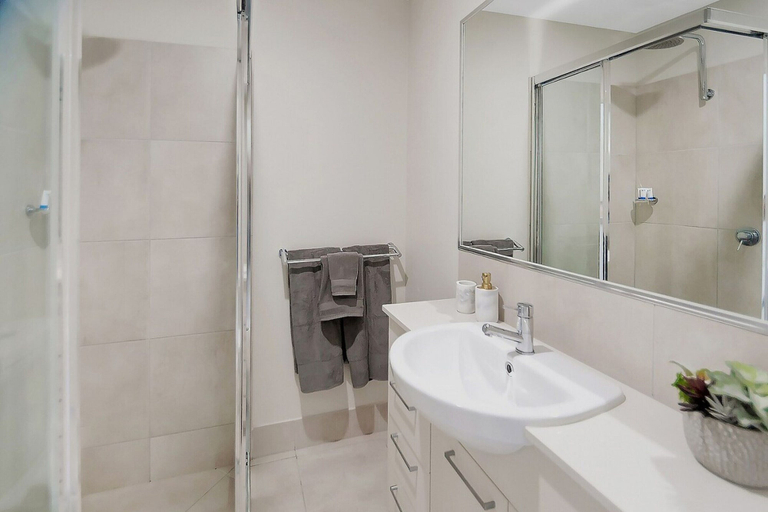 Bathroom 3, Coastal 2-bed With Parking & Pool by the Ocean, Cairns