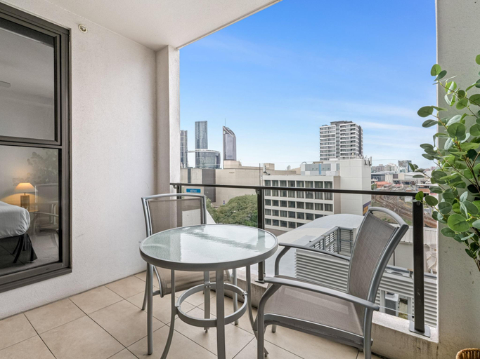 4, Stylish Apartment with Rooftop, BBQ Spa Access, Brisbane
