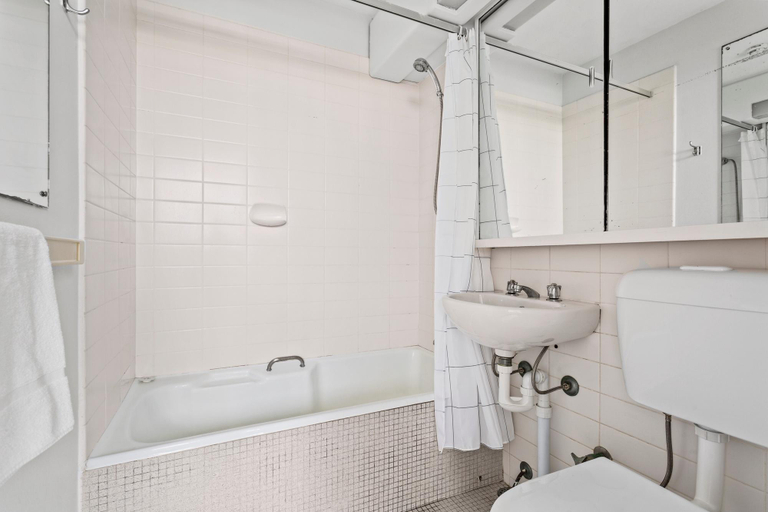 Bathroom, Apartment with Pool Access, a minute to the Beach, Sydney