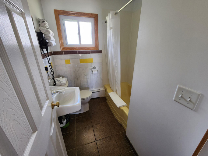Bathroom 3, Riviera Motel, Erie