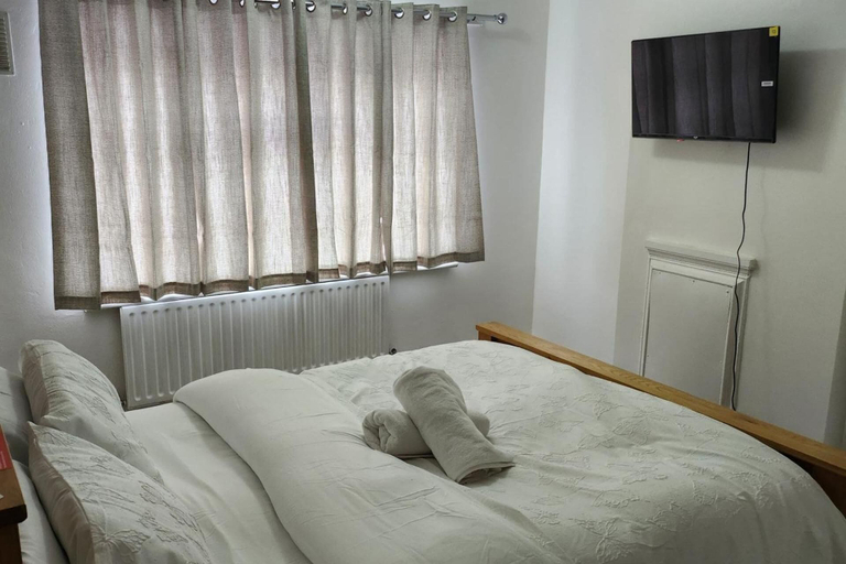 Room 3, Dagenham - House - Stay5 - Parking - Greatlocation, London