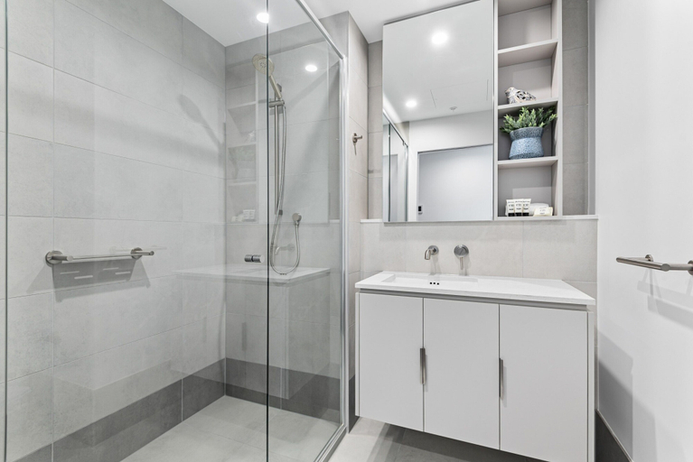 Bathroom, Elegant 1-bed by Shops With Rooftop Swimming Pool, Melbourne