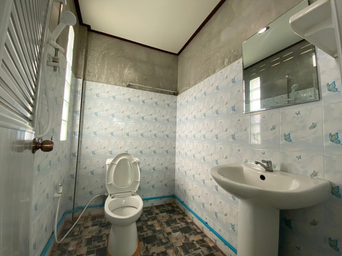 Bathroom 4, Pruksa View Homestay, Nam Nao
