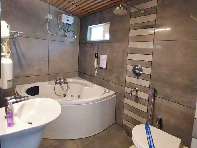 Bathroom, La Niebla Farm Resort, The Nilgiris
