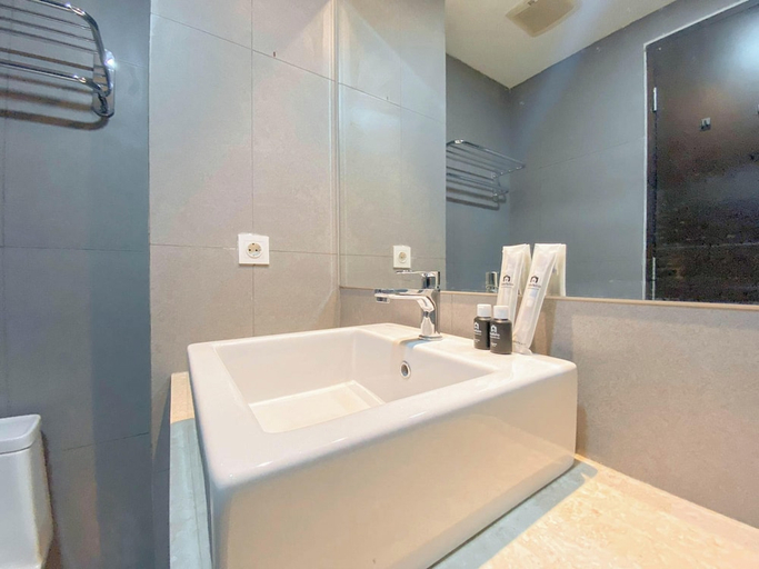 Bathroom 3, Comfort Living Studio At Patraland Amarta Apartment, Sleman