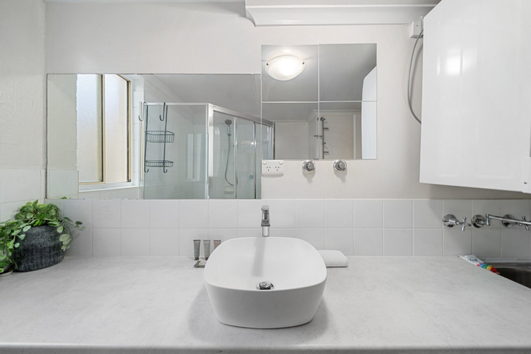 Bathroom 3, Stylish 1-bed Stay With Balcony & Study, Canberra