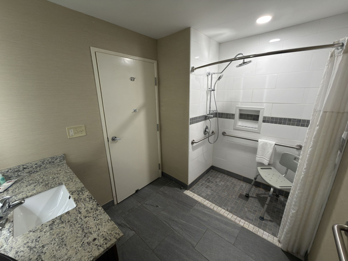 Bathroom 3, Wingate by Wyndham Utica, Macomb