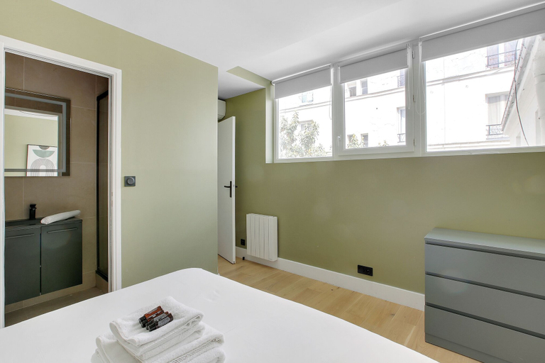 Room 5, Appartements rue des Vertus, Paris