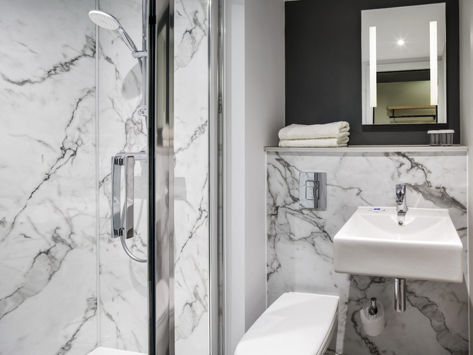 Bathroom 4, ibis budget Swindon, Swindon