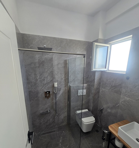 Bathroom 5, Hotel Belle Vue, Sarandës