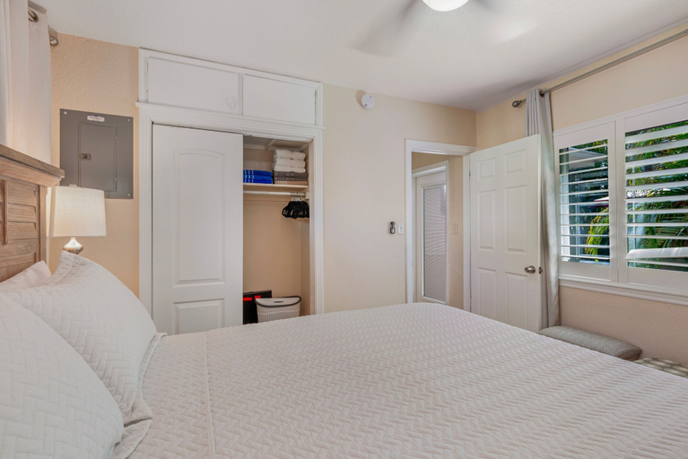 Room 4, Private Villa With Courtyard, Pinellas