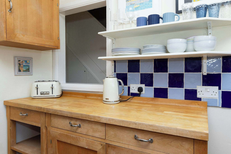 Room 4, Characterful City Maisonette for 4, West Sussex