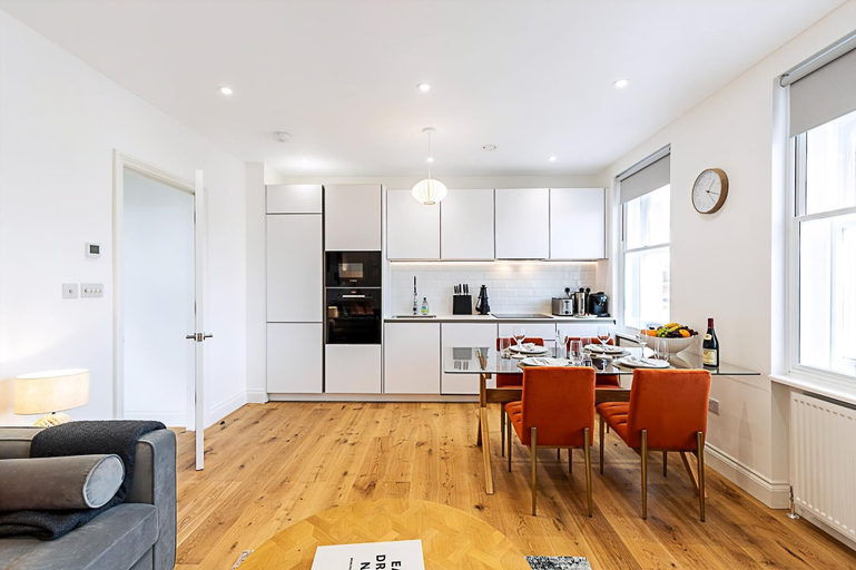Others 4, Light Luxury Chelsea Apartment Private Balcony!, London
