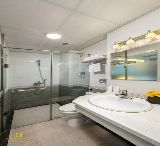 Bathroom, Quang Chung Hotel, Thanh Xuân