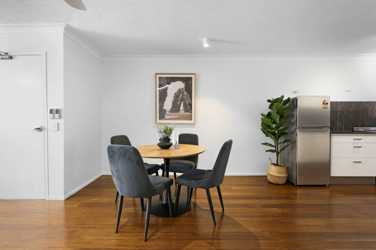 Living room 2, Coastal 2-bed With Balcony, 200m From Beach, Gold Coast