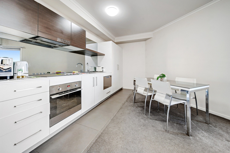Private kitchen 3, Comfy Lakeside 1-bed With Secure Parking, Canberra