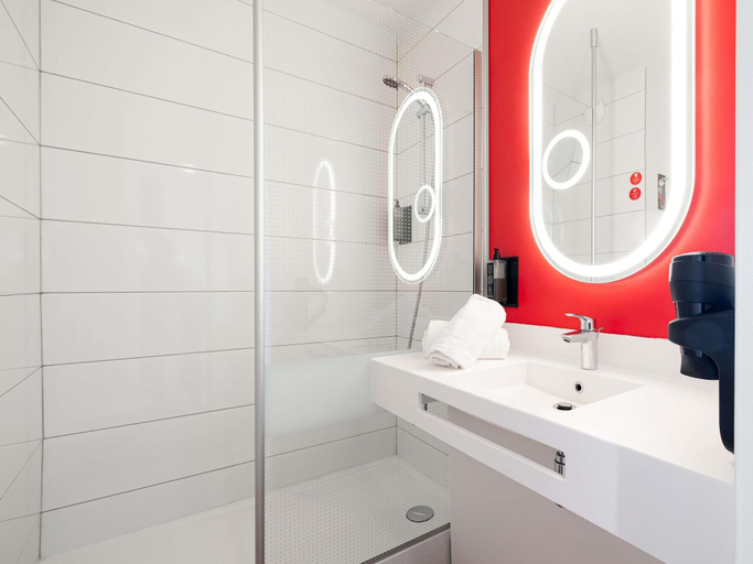 Bathroom 3, Hôtel ibis Beziers Est Mediterranee, Hérault