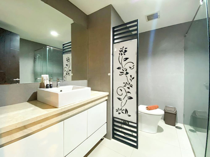 Bathroom 3, Restful And Elegant 1Br Patraland Amarta Apartment, Sleman