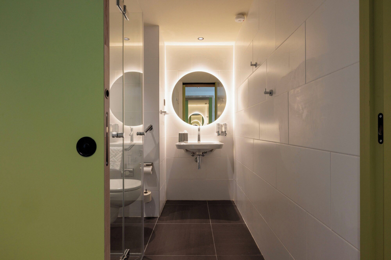 Bathroom 5, Hampton by Hilton Lyon Airport, Rhône