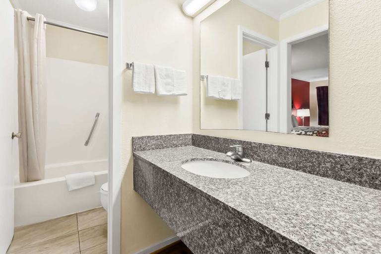 Bathroom 4, Econo Lodge St. George, Dorchester