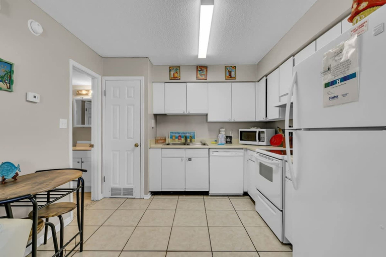 Room 5, Breezy Getaway - The Affordable Beach Getaway, Baldwin