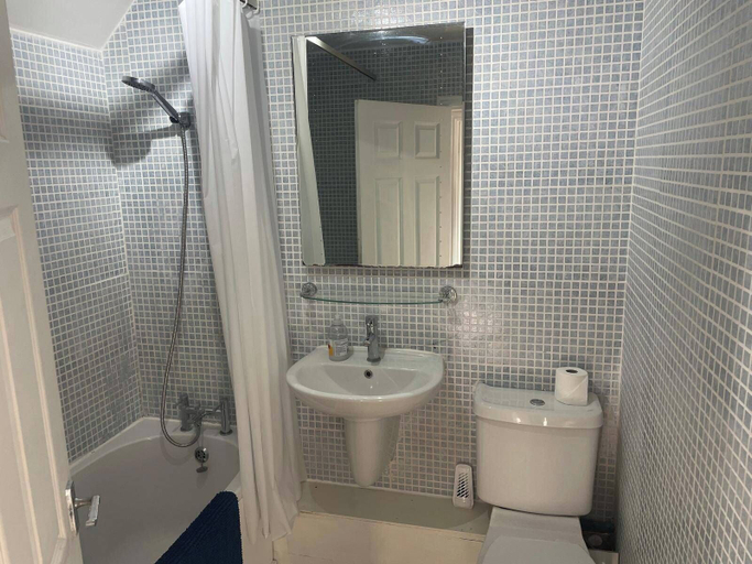 Bathroom, Horsforth Apartment Leeds Bradford Airport, Leeds