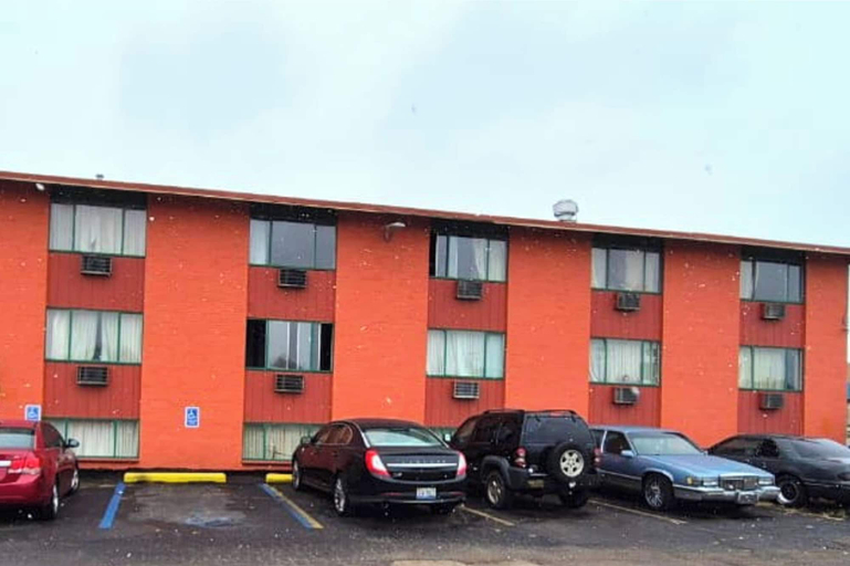 Parking 3, Capital O Pleasant Motel Grand Rapids Mi, Kent