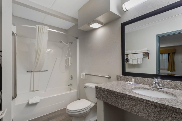 Bathroom 3, Clarion Pointe Kimball By Choice Hotels, Marion