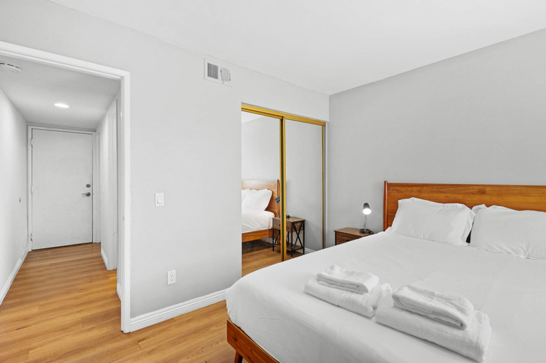 Room 2, Bright Family Getaway w Garage Prime Socal Location, Los Angeles