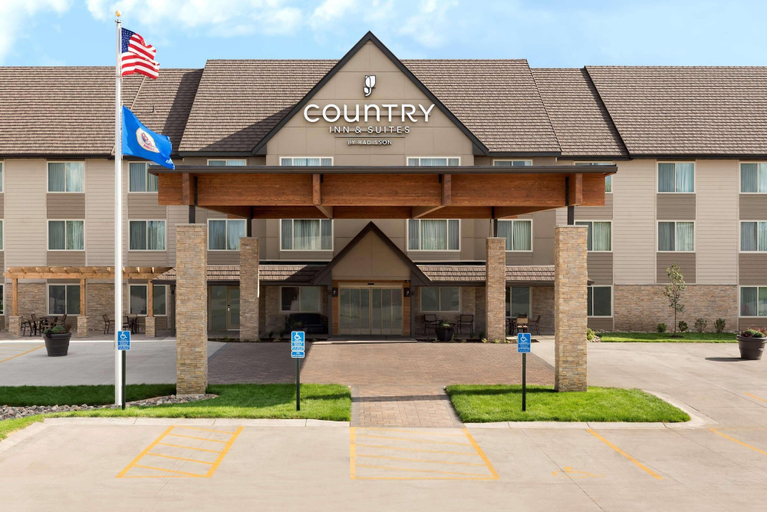 Exterior & Views 2, Country Inn & Suites by Radisson, St. Cloud West, MN, Stearns