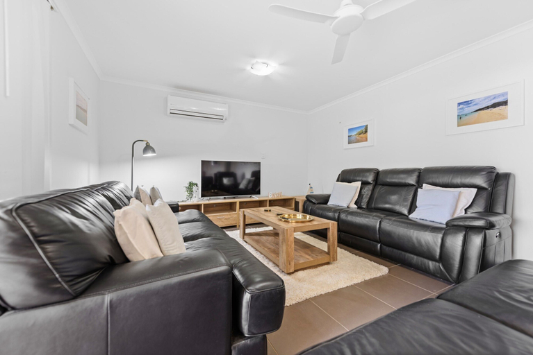 Living room 4, Charming 3-bed Home On Sunshine Coast, Caloundra - Caloundra N.