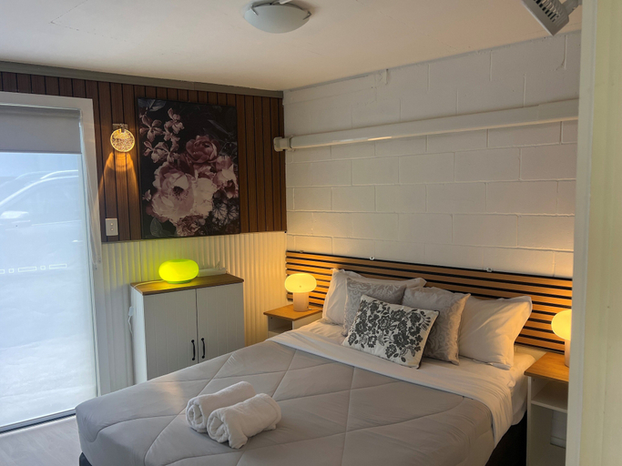 Bedroom 3, Airway Motel, Ascot