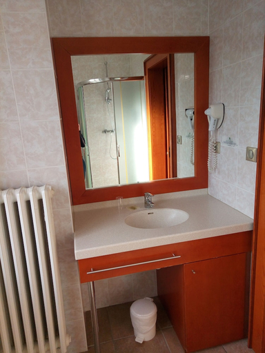 Bathroom 5, Hotel Restaurant Le Bristol, Bas-Rhin